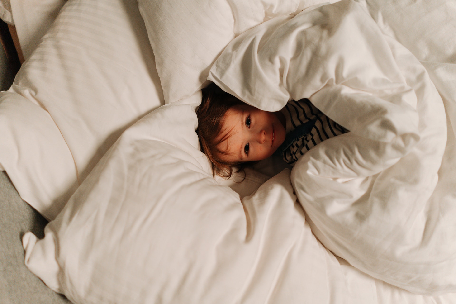Ребенок спит на подушке заставка